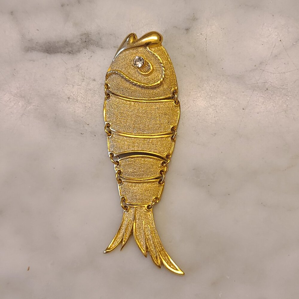 Vintage Sphinx Articulating Fish Brooch Gold toned pin 8.5cmX3cm segments dangle